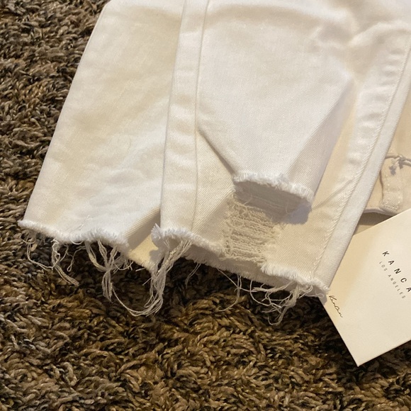 NWT white distressed Kancan jeans - Picture 8 of 8